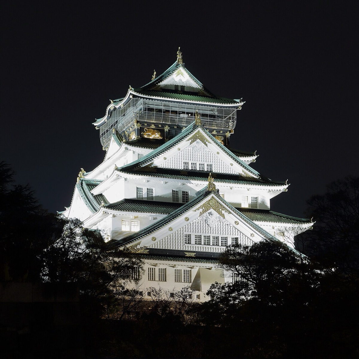Osaka Castle illuminated at night