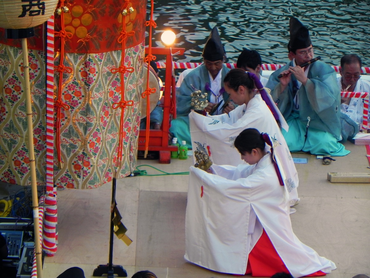 Miko performing Kagura at Tenjin Matsuri